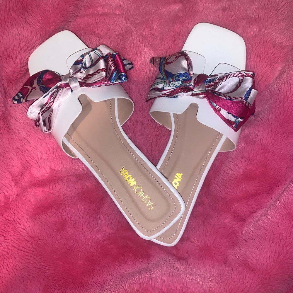 Brand new White fashion nova slide/ flats with bows sz 10